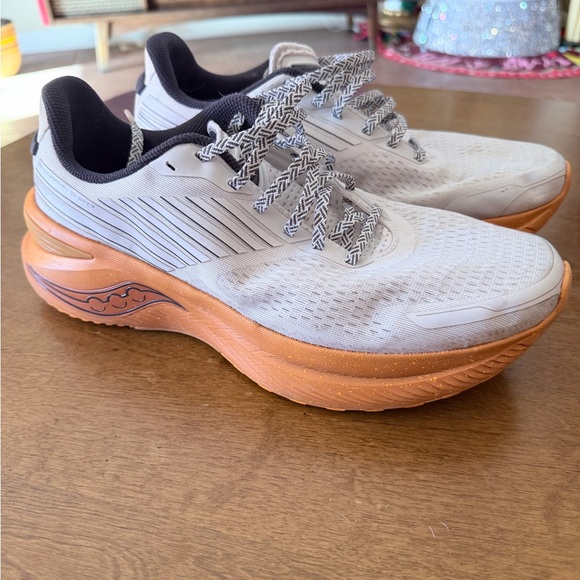 SAUCONY RUNNING SHOES. (SIZE 12) - Picture 4 of 11